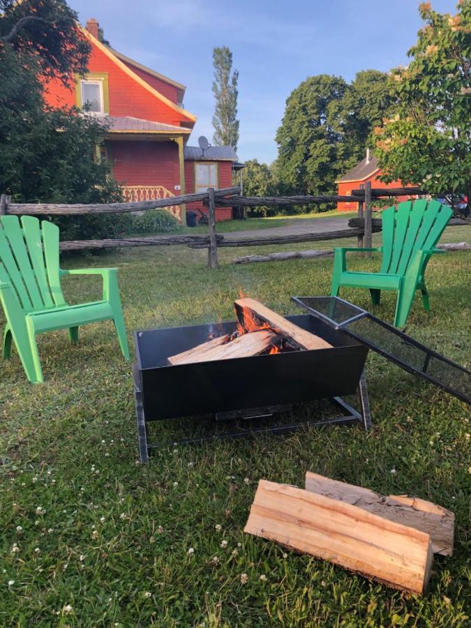 Gite De La Baie Hatee Bic Bagian luar foto
